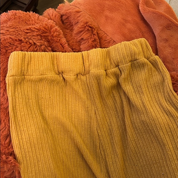 Yellow Ribbed Knit Two-Piece Set - Picture 2 of 5